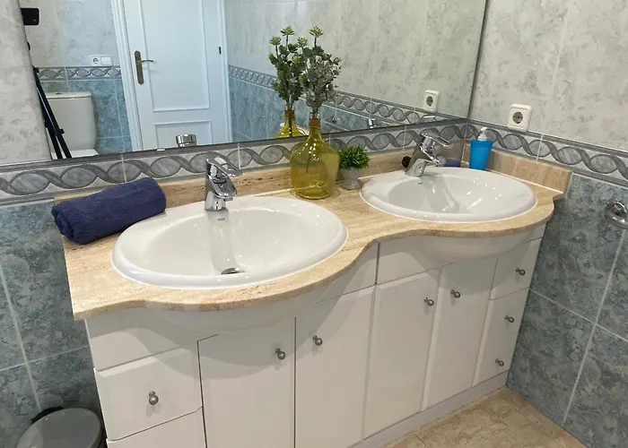 Med A 2 Kilometros Andando De La Playa, Del Puerto De Aguadoc Y A 4 Del Centro De Muy Soleada Todo El Dia Capacidad Superior A 16 Personas No Requiere Coche Willa *