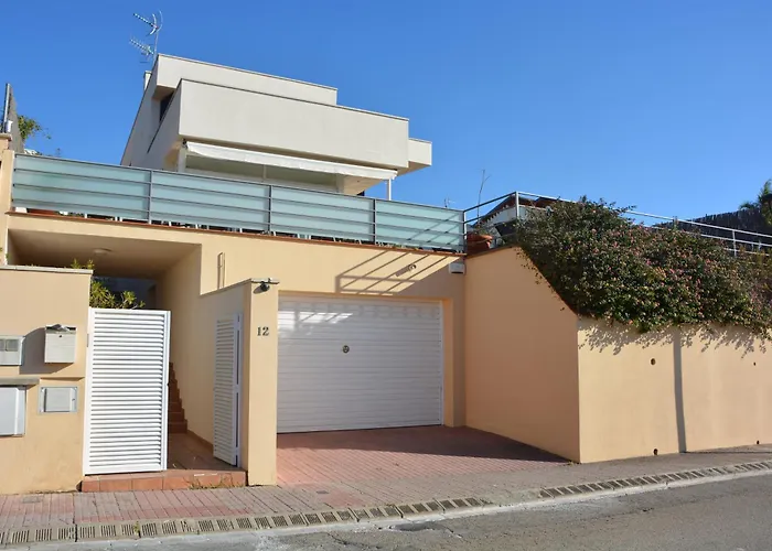 Med A 2 Kilometros Andando De La Playa, Del Puerto De Aguadoc Y A 4 Del Centro De Muy Soleada Todo El Dia Capacidad Superior A 16 Personas No Requiere Coche Willa