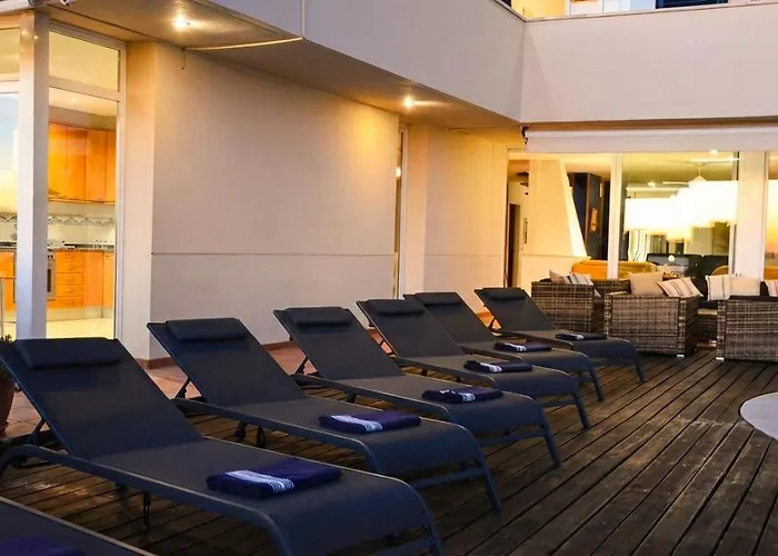 Med A 2 Kilometros Andando De La Playa, Del Puerto De Aguadoc Y A 4 Del Centro De Muy Soleada Todo El Dia Capacidad Superior A 16 Personas No Requiere Coche *