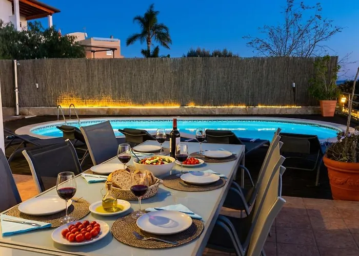 Med A 2 Kilometros Andando De La Playa, Del Puerto De Aguadoc Y A 4 Del Centro De Muy Soleada Todo El Dia Capacidad Superior A 16 Personas No Requiere Coche Sitges