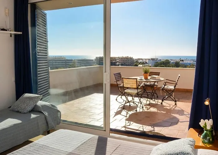 Med A 2 Kilometros Andando De La Playa, Del Puerto De Aguadoc Y A 4 Del Centro De Muy Soleada Todo El Dia Capacidad Superior A 16 Personas No Requiere Coche