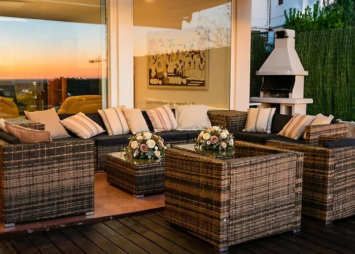 Med A 2 Kilometros Andando De La Playa, Del Puerto De Aguadoc Y A 4 Del Centro De Muy Soleada Todo El Dia Capacidad Superior A 16 Personas No Requiere Coche Vila *