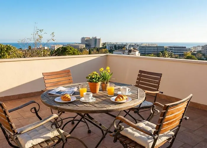 Med A 2 Kilometros Andando De La Playa, Del Puerto De Aguadoc Y A 4 Del Centro De Muy Soleada Todo El Dia Capacidad Superior A 16 Personas No Requiere Coche * Sitges